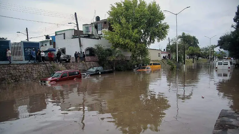 Intensas lluvias provocan inundación en el bulevar Primo de Verdad de la ciudad de Durango 
